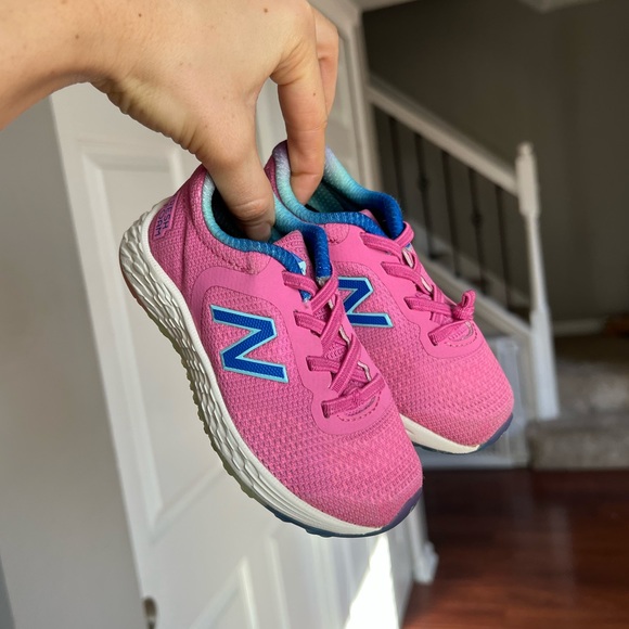 New Balance Toddler girl size 7 pink New Balance sneaker shoe blue details EUC - Picture 10 of 12
